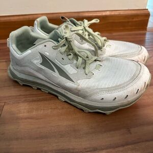 Altra women’s lone peak 6 trail running shoes size 9